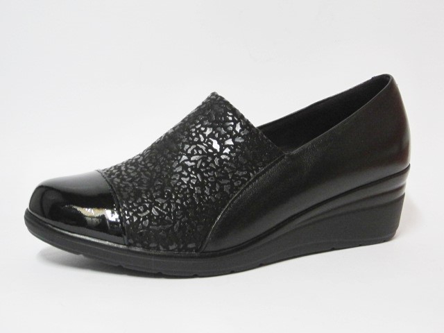 MOCASÍN CUÑA PITILLOS NEGRO
